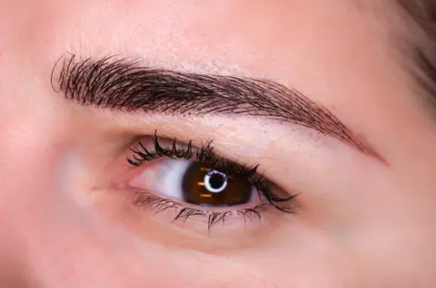 Wimpern und Augenbrauen